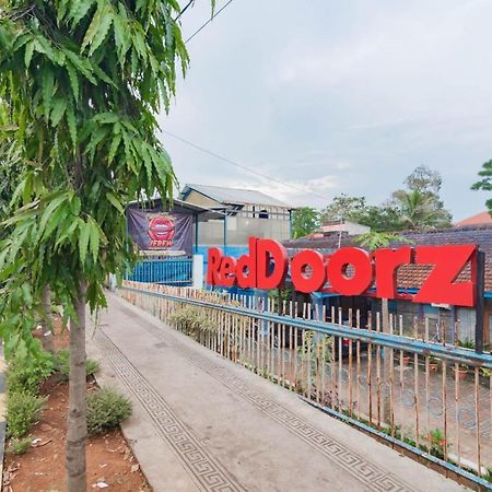 Отель Reddoorz Syariah At Jl Pangeran Hidayatullah Чианджур Экстерьер фото