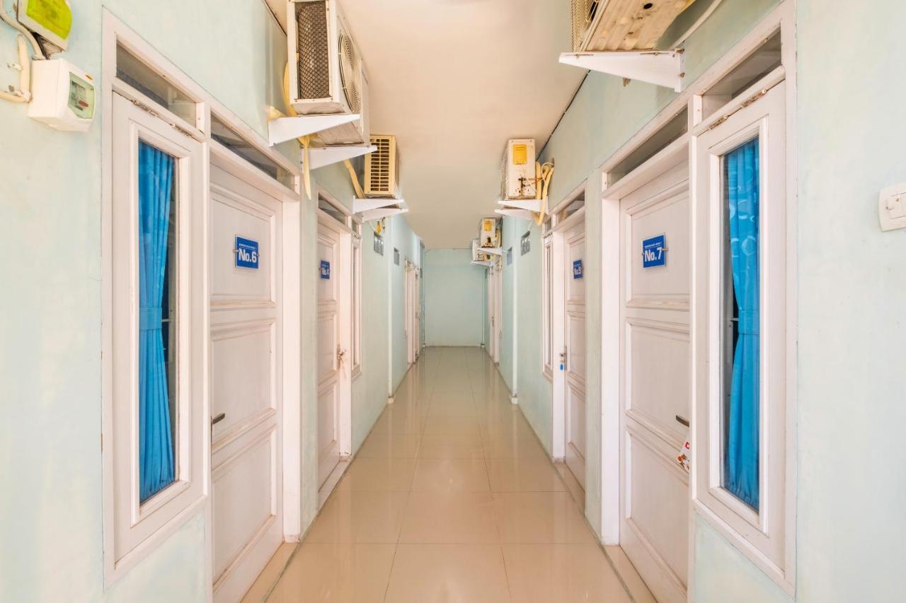 Отель Reddoorz Syariah At Jl Pangeran Hidayatullah Чианджур Экстерьер фото