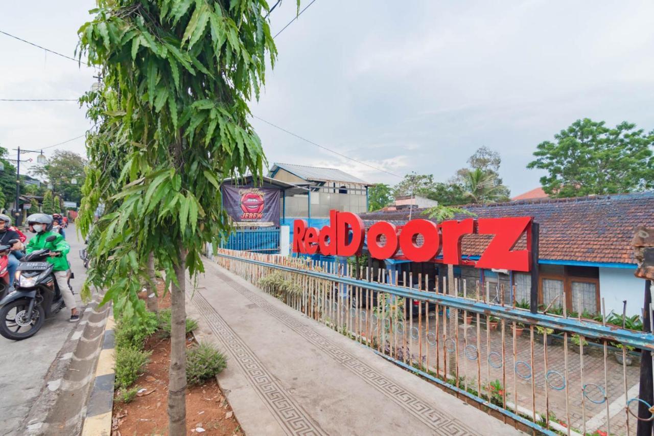 Отель Reddoorz Syariah At Jl Pangeran Hidayatullah Чианджур Экстерьер фото