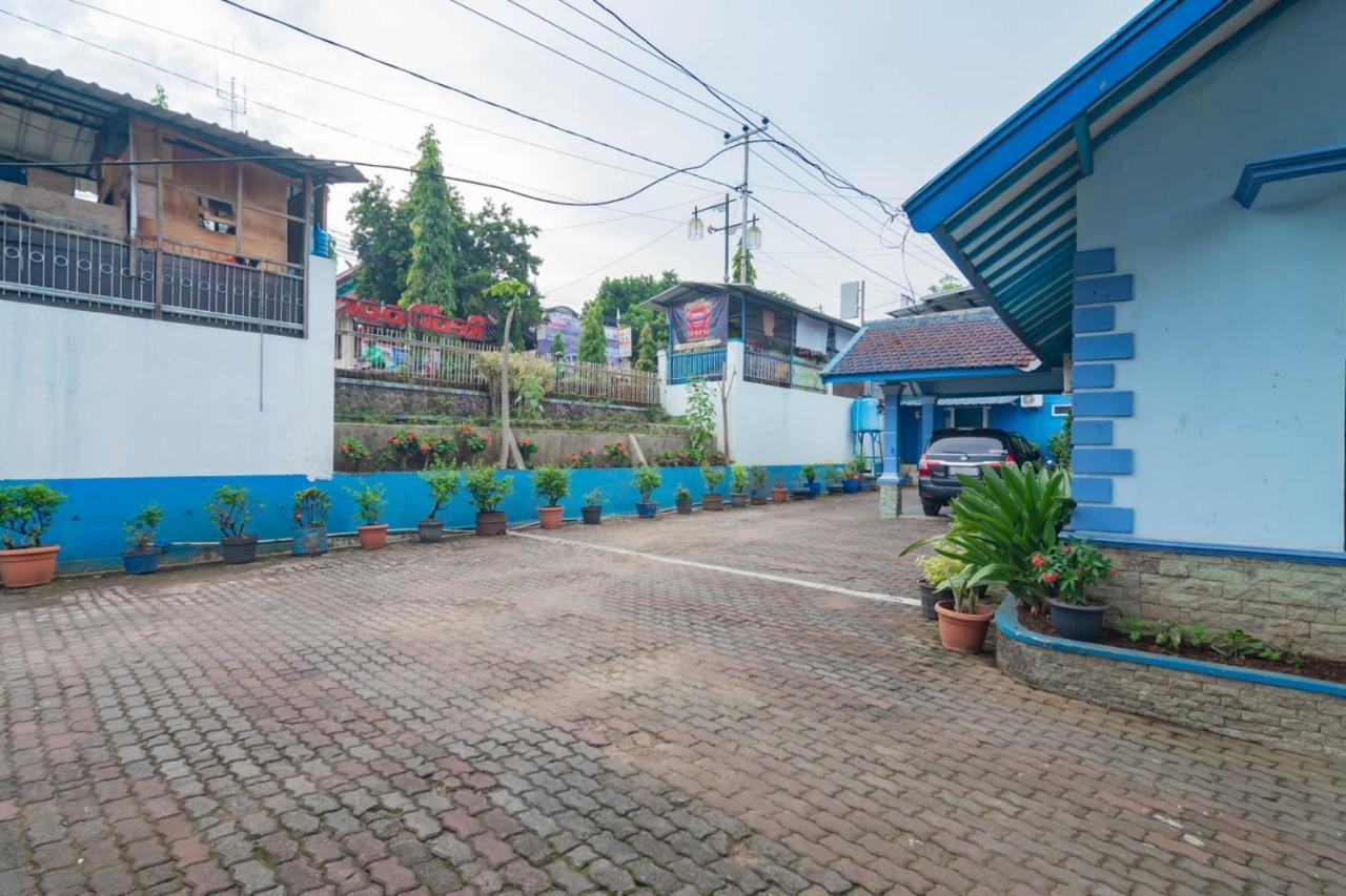 Отель Reddoorz Syariah At Jl Pangeran Hidayatullah Чианджур Экстерьер фото